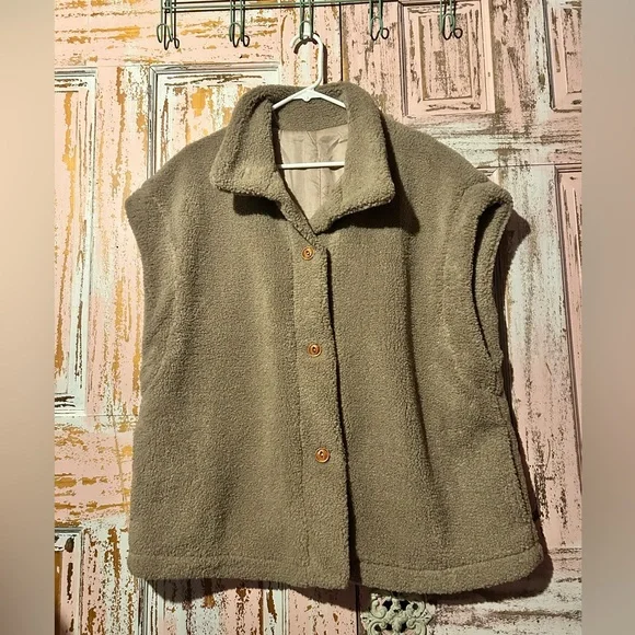 Cozy Women's Beige Vest with Button Closure - Picture 1 of 9